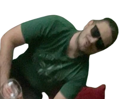 Direktor sa tamnim naočarima naginje se u kadar, sa čašom u ruci.